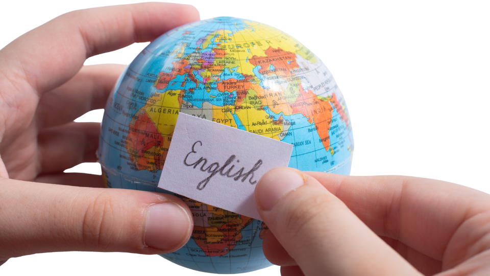 Niños sonriendo mientras aprenden inglés en un aula moderna